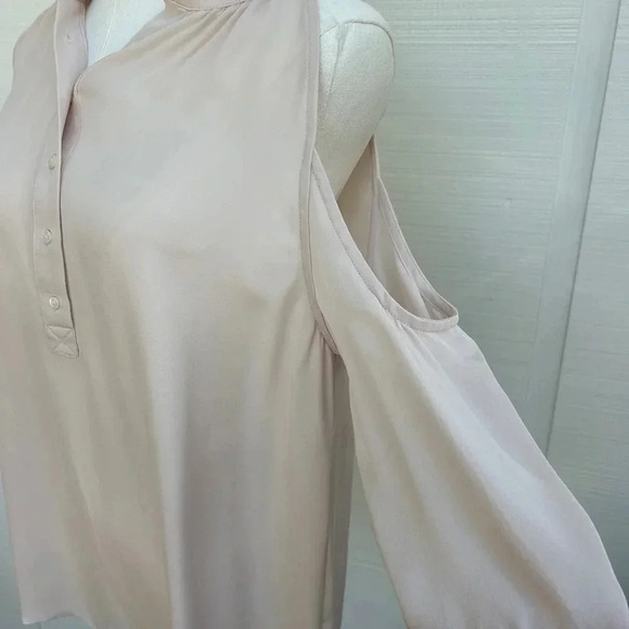 Women’s Nicole Miller Artelier 100% Silk Cold Shoulder Cutout Button Down Blouse - Picture 4 of 10